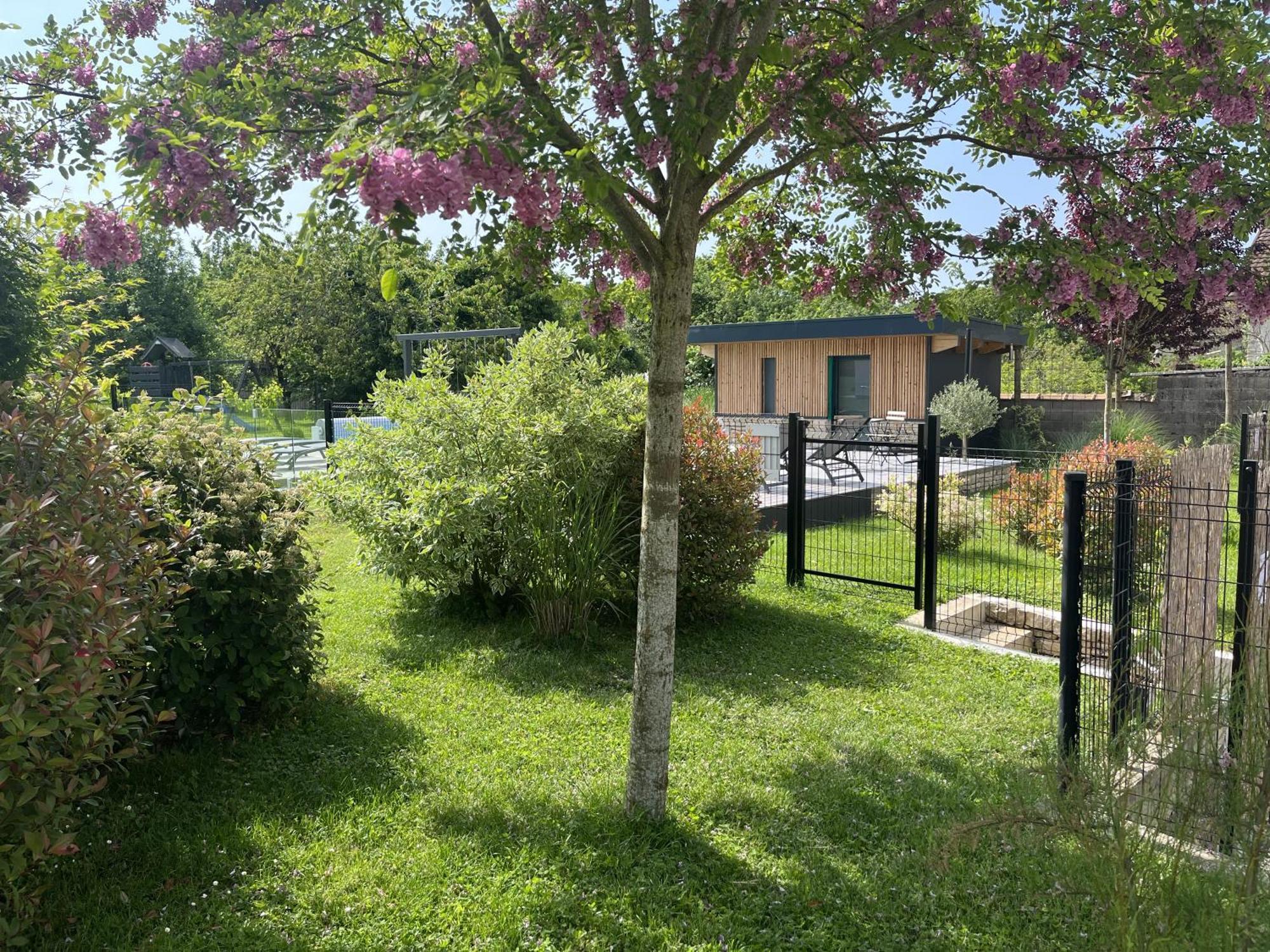 Appart-Hotel N 4 Calme Avec Terrasse, Wi-Fi Haut Debit, Petit-Dejeuner, Room-Service Et Parking Prive Chouzelot Dış mekan fotoğraf