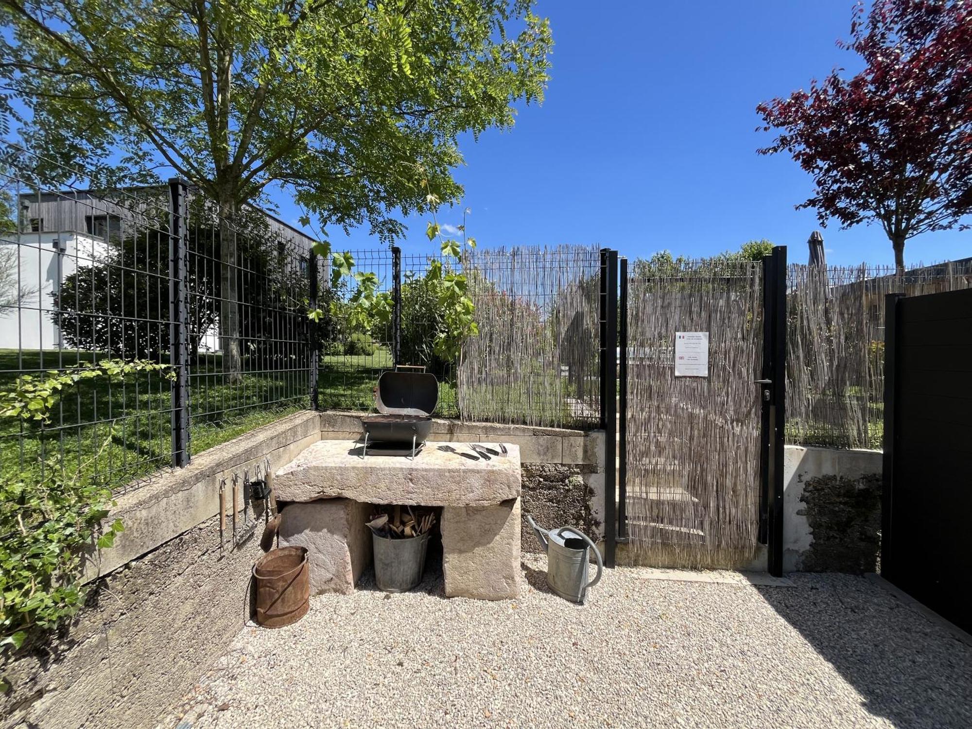 Appart-Hotel N 4 Calme Avec Terrasse, Wi-Fi Haut Debit, Petit-Dejeuner, Room-Service Et Parking Prive Chouzelot Dış mekan fotoğraf